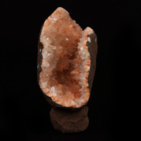 Heulandite Geode Natural Mineral Specimen # B 5201  https://www.superbminerals.us/products/heulandite-geode-natural-mineral-specimen-b-5202  Features: An enormous stylish piece highlighting a geode fixed with beige, brilliant Heulandite crystals – this piece shines! Incredible tone, shine and differentiation – in brilliant condition. Primary Mineral(s): HeulanditeSecondary Mineral(s): N/AMatrix: N/A 4 Inch x 2 InchWeight : 200 GmsLocality: Aurangabad,