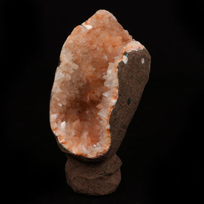 Heulandite Geode Natural Mineral Specimen # B 5201  https://www.superbminerals.us/products/heulandite-geode-natural-mineral-specimen-b-5202  Features: An enormous stylish piece highlighting a geode fixed with beige, brilliant Heulandite crystals – this piece shines! Incredible tone, shine and differentiation – in brilliant condition. Primary Mineral(s): HeulanditeSecondary Mineral(s): N/AMatrix: N/A 4 Inch x 2 InchWeight : 200 GmsLocality: Aurangabad,