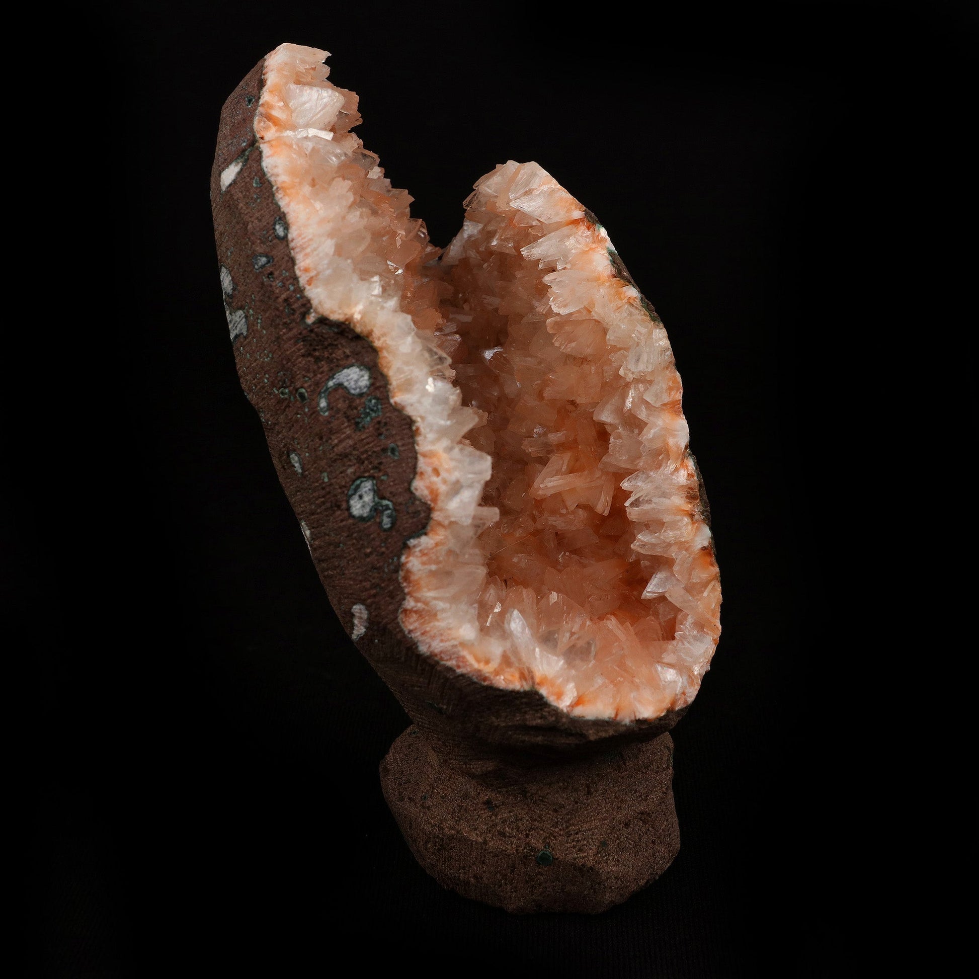 Heulandite Geode Natural Mineral Specimen # B 5201  https://www.superbminerals.us/products/heulandite-geode-natural-mineral-specimen-b-5202  Features: An enormous stylish piece highlighting a geode fixed with beige, brilliant Heulandite crystals – this piece shines! Incredible tone, shine and differentiation – in brilliant condition. Primary Mineral(s): HeulanditeSecondary Mineral(s): N/AMatrix: N/A 4 Inch x 2 InchWeight : 200 GmsLocality: Aurangabad,