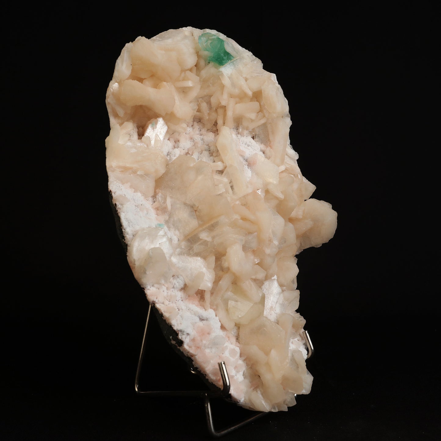 Powellite with Green Apophyllite Stilbite (Rare Find) Natural Mineral …  https://www.superbminerals.us/products/powellite-with-green-apophyllite-stilbite-rare-find-natural-mineral-specimen-b-5013  Features:&nbsp;We have a striking crystal perched elegantly in apophyllite and stilbite crystal nests that are elongated and dramatic! This is a noteworthy specimen in terms of the powellite's own size and the combination's overall appearance. The crystal is a double-terminated, transparent, satiny powellite 