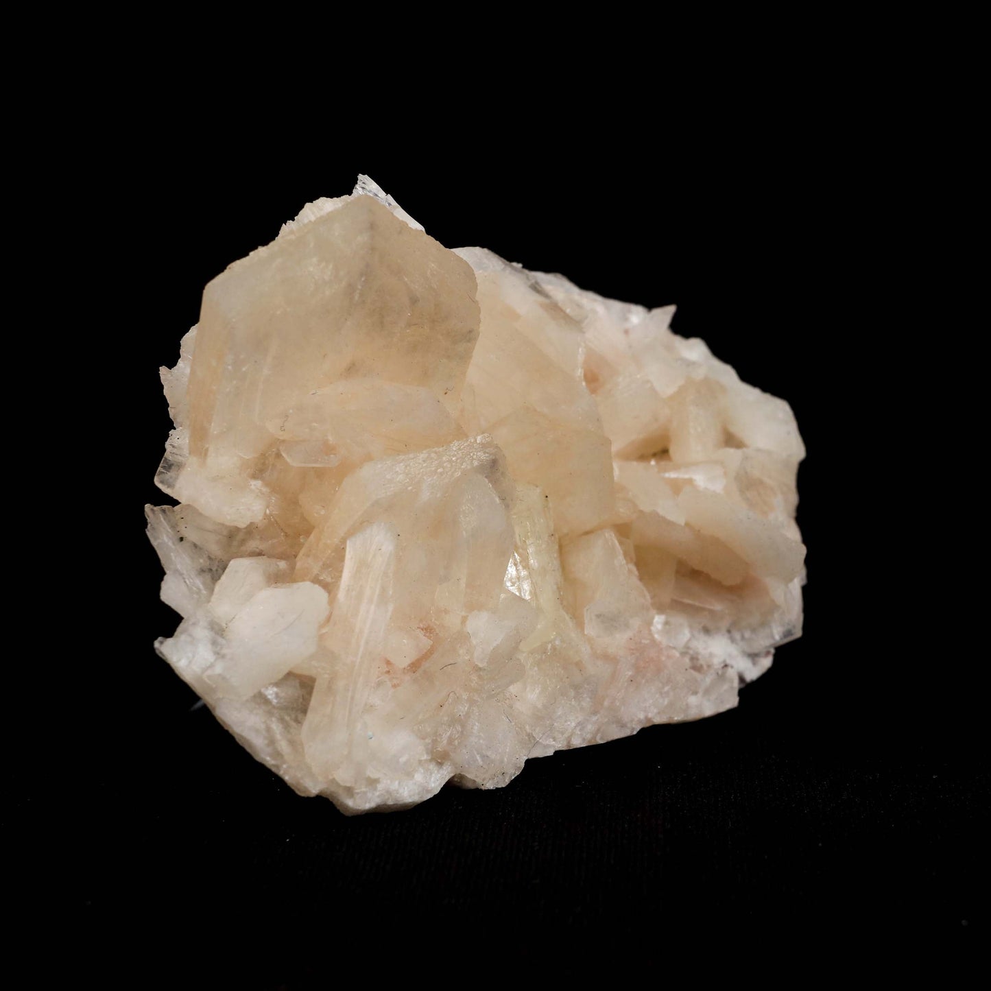 Powellite with Stilbite Rare Find Natural Mineral Specimen # B 4992  https://www.superbminerals.us/products/powellite-with-stilbite-rare-find-natural-mineral-specimen-b-4992  Features:&nbsp;Lustrous powellite crystals in a nest of lustrous, ivory colored stilbite crystals. The powellite crystal fluoresces a bright yellow with stilbite. Very rare and unique specimen.Primary Mineral(s): PowelliteSecondary Mineral(s):&nbsp;N/AMatrix: N/A 3 Inch x 2 InchWeight : 125 GmsLocality: Nashik